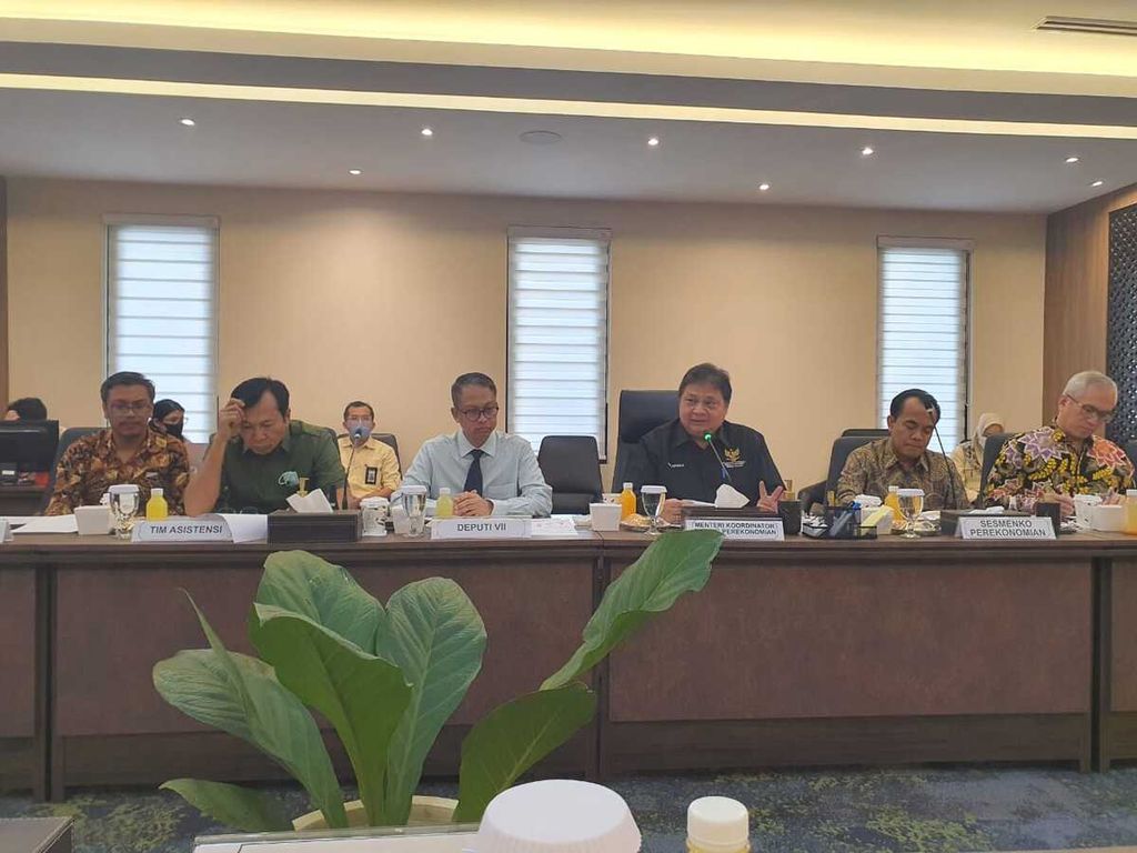 Menteri Koordinator Bidang Perekonomian Airlangga Hartarto memaparkan pilar ekonomi dalam konsep komunitas ASEAN kepada sejumlah pemimpin redaksi di Jakarta, Kamis (4/5/2023).