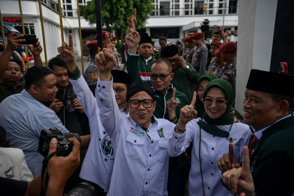 Ketua Umum Partai Kebangkitan Bangsa (PKB) Muhaimin Iskandar (tengah) menyapa para simpatisan PKB di depan gedung KPU, Jakarta, Sabtu (13/5/2023). 