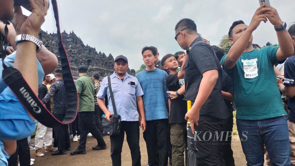 The eldest son of Joko Widodo and also the Mayor of Surakarta, Gibran Rakabuming Raka, was also targeted to take a group photo with visitors of Borobudur Temple on Saturday (25/5/2024).