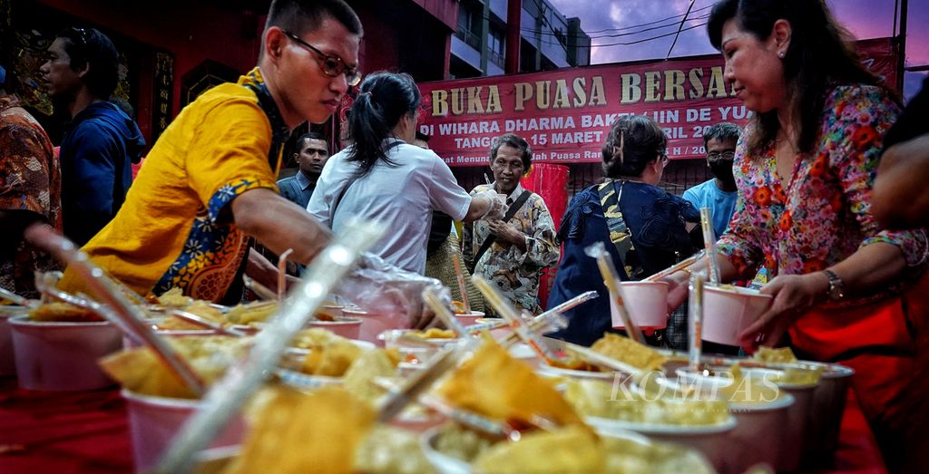 Umat Wihara Dharma Bakti, Glodok, Jakarta, membagikan takjil kepada warga menjelang waktu berbuka puasa, Minggu (17/3/2024). Mereka menyediakan takjil untuk berbuka puasa yang dibagikan gratis kepada warga. Ini menjadi salah satu potret kerukunan antarumat beragama.   