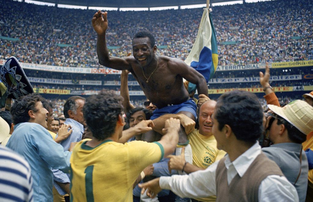 Pemain Brasil, Pele, diangkat beramai-ramai oleh rekan setimnya setelah Brasil menjuarai Piala Dunia 1970. Brasil mengalahkan Italia dalam pertandingan final, 4-1, di Stadion Azteca, Mexico City, 21 Juni 1970. Pele meninggal dalam usia 82 tahun, Kamis (29/12/2022).