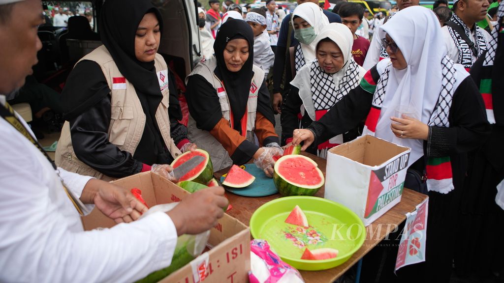 Participants of the Great Action of Indonesian People's Alliance for the Defense of Palestine took free watermelons at the National Monument in Central Jakarta on Sunday (5/11/2023). The watermelons, which were red, white, green, and black in color, became a symbol of solidarity with Palestine. The call to action by the Indonesian Ulama Council (MUI) was also joined by religious organizations, youth organizations, students, laborers, and study groups.