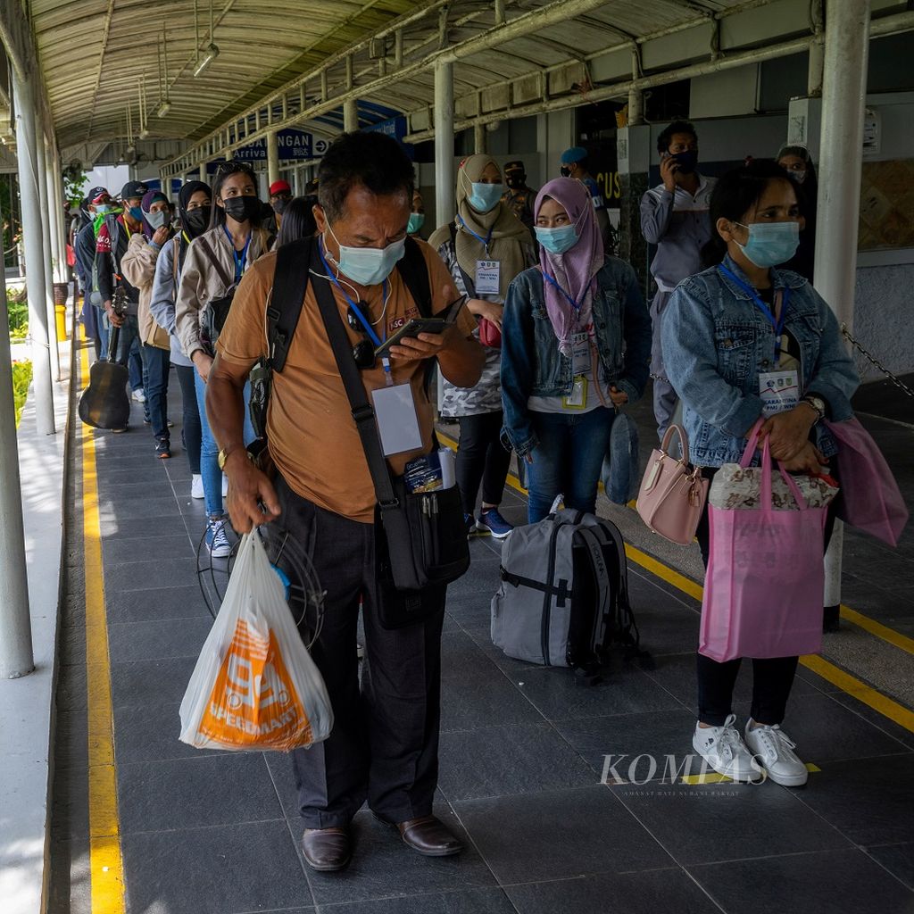 Sebanyak 148 buruh migran dari Malaysia pulang ke Indonesia melalui Pelabuhan Batam Centre, Kota Batam, Kepulauan Riau (Kepri), Sabtu (1/5/2021). Data Satuan Tugas Khusus Pemulangan Buruh Migran Kepri menunjukkan, sejak 1 Januari hingga 1 Mei 2021, terhitung ada lebih kurang 14.000 buruh migran yang pulang melalui Batam.