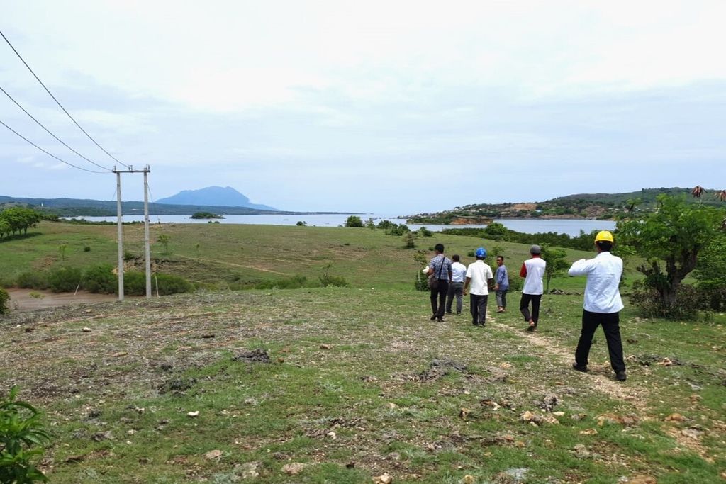 Tim PLN Unit Induk Wilayah NTB memeriksa jaringan kelistrikan di Pulau Bajo Pulo, Kecamatan Sape, Kabupaten Bima, Nusa Tenggara Barat, beberapa waktu lalu. Pada Oktober ini, listrik di pulau kecil tersebut ditargetkan bisa beroperasi 24 jam.