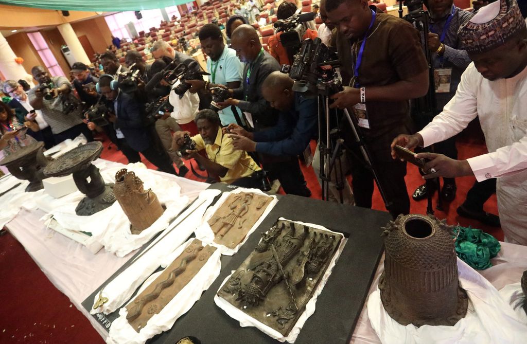 Pihak Nigeria menunjukkan artefak perunggu Benin yang dikembalikan oleh Jerman di Kementerian Luar Negeri Nigeria, Abuja, pada Selasa (20/12/2022). Ada 20 artefak yang dikembalikan Jerman. Artefak-artefak itu dulu dijarah oleh tentara Inggris saat menyerang Benin pada 1897.