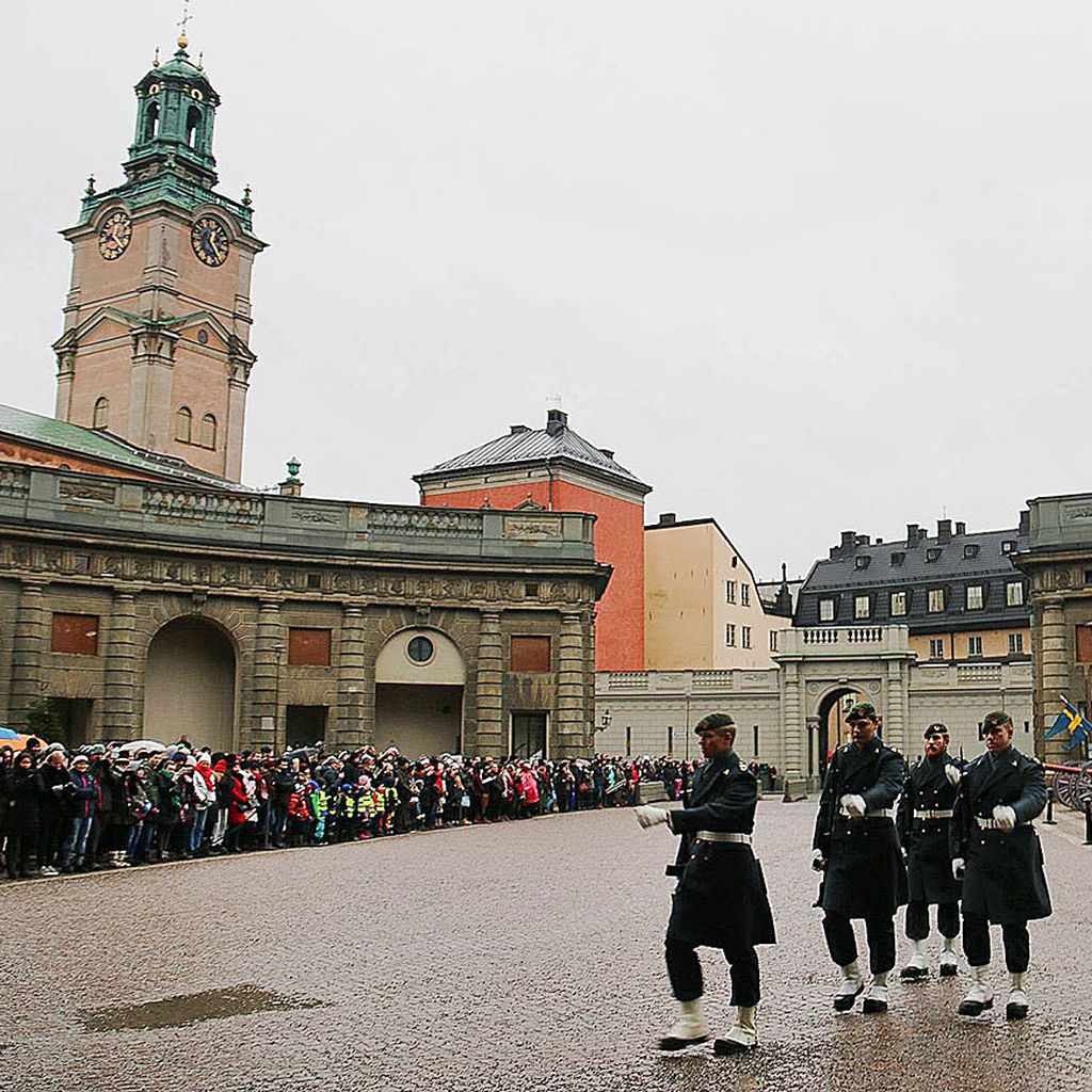 Sejumlah orang menyaksikan proses pergantian penjaga kerajaan di Royal Palace, Stockholm, Swedia, awal Desember lalu. Proses pergantian itu berlangsung setiap pukul 12.05 dan menjadi salah satu pusat daya tarik wisata yang berada di Royal Palace.