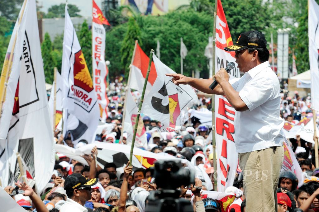 Ketua Dewan Pembina Partai Gerindra Prabowo Subianto berorasi di hadapan simpatisan yang hadir dalam kampanye terbuka di Lapangan Simpang Lima, Semarang, Jawa Tengah, Minggu (29/3/2009). Prabowo menjanjikan kesejahteraan kepada rakyat. 