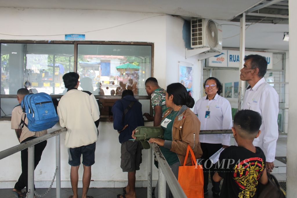 Suasana di loket penukaran tiket penumpang yang menggunakan kapal PT Angkutan Sungai Danau dan Penyeberangan di Pelabuhan Bolok, Kupang, Nusa Tenggara Timur pada Selasa (23/4/2024).  