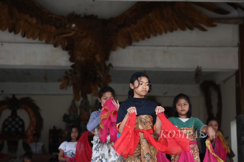 Anak-anak berlatih tari Nawung Sekar di Padepokan Wargo Budoyo, Dusun Gejayan, Desa Banyusidi, Kecamatan Pakis, Kabupaten Magelang, Jawa Tengah, Selasa (12/7/2022). 