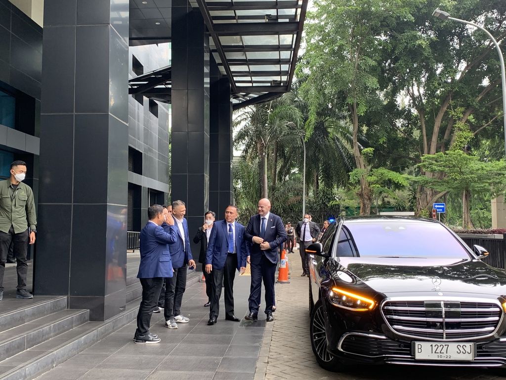 Presiden Federasi Sepak Bola Internasional (FIFA) Gianni Infantino mengunjungi kantor PSSI di Jakarta, pertengahan Oktober 2022. Dalam kunjungan itu, Infantino didampingi Ketua Umum PSSI (waktu itu) Mochammad Iriawan dan disambut oleh jajaran pengurus PSSI.