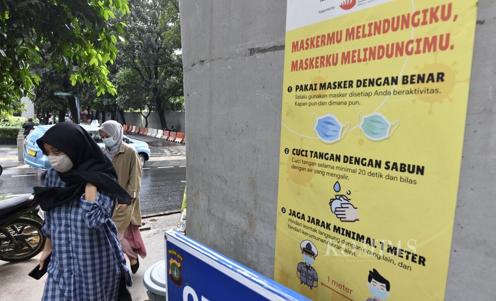 Poster yang menginformasikan protokol kesehatan pencegahan penularan Covid-19 terpasang di bawah kolong Jalan Layang Casablanca, Setiabudi, Jakarta Selatan, Rabu (20/1/2021). 