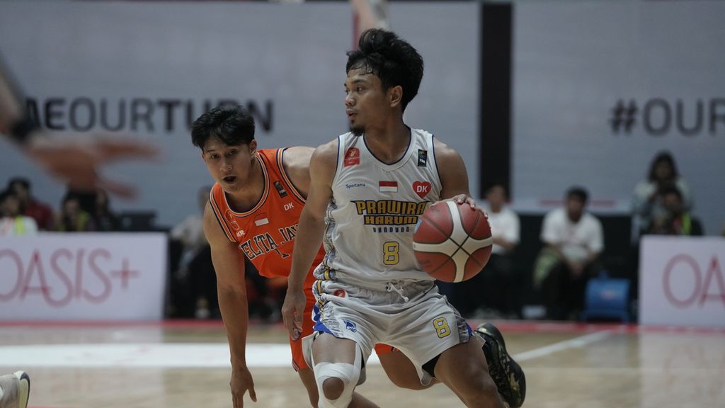 Dua <i>guard</i> tim nasional Indonesia Yudha Saputera (jersei putih/Prawira Harum Bandung) dan Muhamad Arighi (Pelita Jaya Barkie Jakarta) bertarung dalam semifinal All-Indonesian 2024 di Hall Basket Senayan, Jakarta, Minggu (29/9/2024). Yudha mendominasi laga dengan catatan 29 poin, tetapi Pelita Jaya yang berhasil lolos ke final dengan menang 69-63.