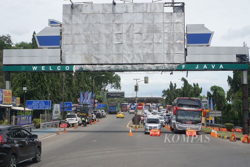 Suasana di Exit Tol Merak saat pemberlakuan buka-tutup jalan untuk menghindari kepadatan kendaraan di Pelabuhan Merak, Sabtu (6/4/2024).