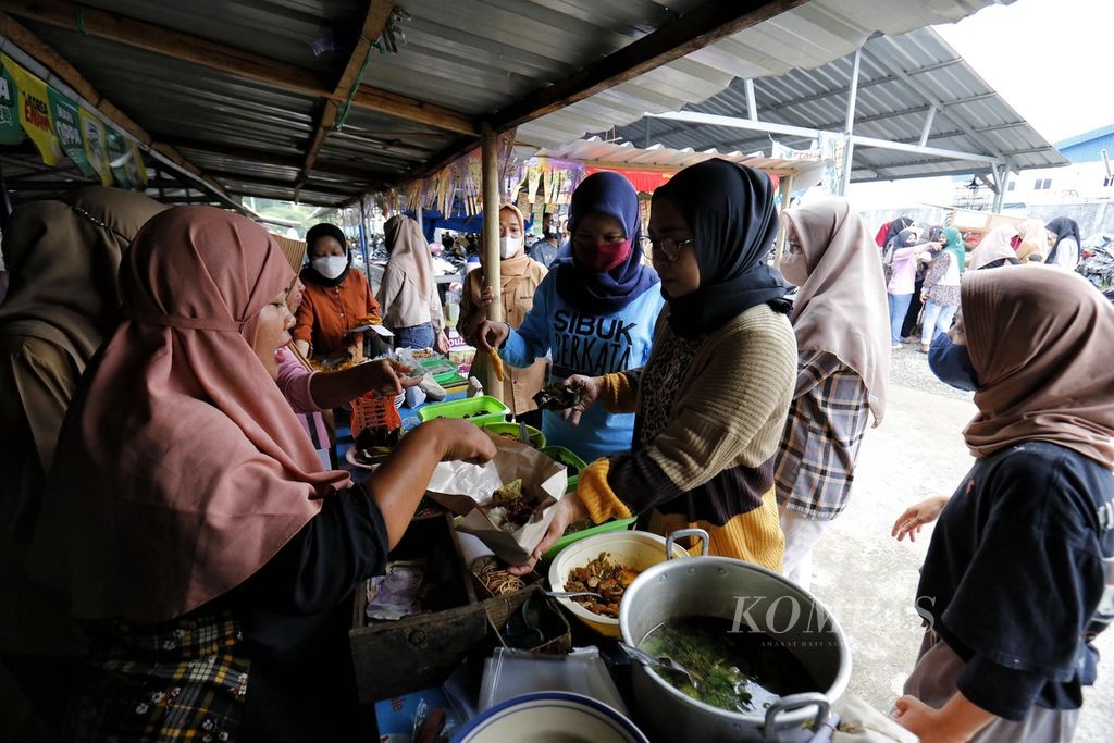 Buruh pabrik tekstil di kawasan Ciledug, Cirebon, Jawa Barat, 31 maret 2023, antre memesan makan saat istirahat siang, 