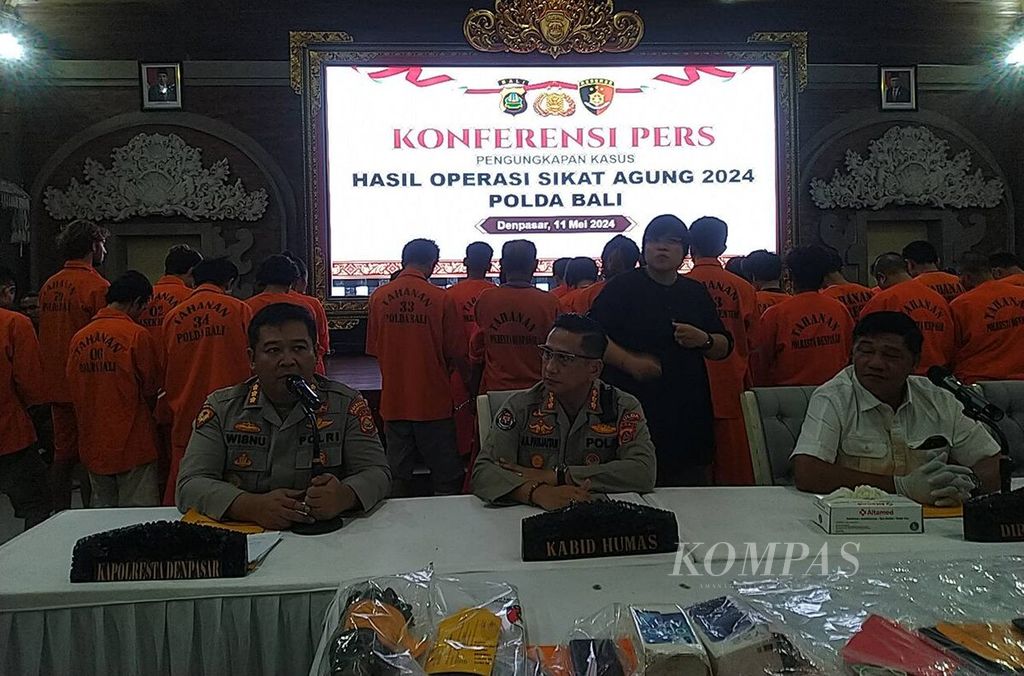 Polda Bali dan jajaran polres di Bali menggelar Operasi Sikat Agung 2024. Kepala Polresta Denpasar Komisaris Besar Wisnu Prabowo (kiri) memberikan keterangan dalam konferensi pers di Polda Bali, Kota Denpasar, Sabtu (11/5/2024).