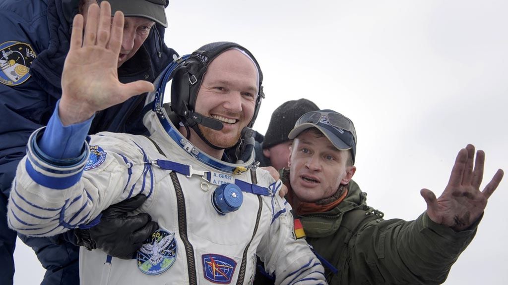 Foto yang dirilis NASA ini menunjukkan astronot dari Jerman, Alexander Gerst (European Space Agency), anggota kru Expedisi 57, mendapat bantuan saat keluar dari kapsul pesawat ulang-alik Soyuz MS-09 yang telah mendarat di luar kota Dzhezkazgan (Zhezkazgan), Kazakhstan, Kamis (20/12/2018).
