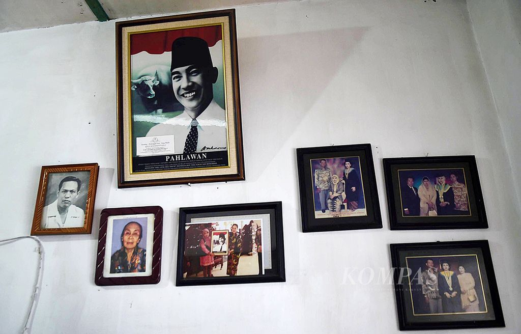 Koleksi foto di rumah kelahiran Bung Karno di Jalan Peneleh, Gang Pandean IV Nomor 40, Surabaya, Rabu (12/8). 