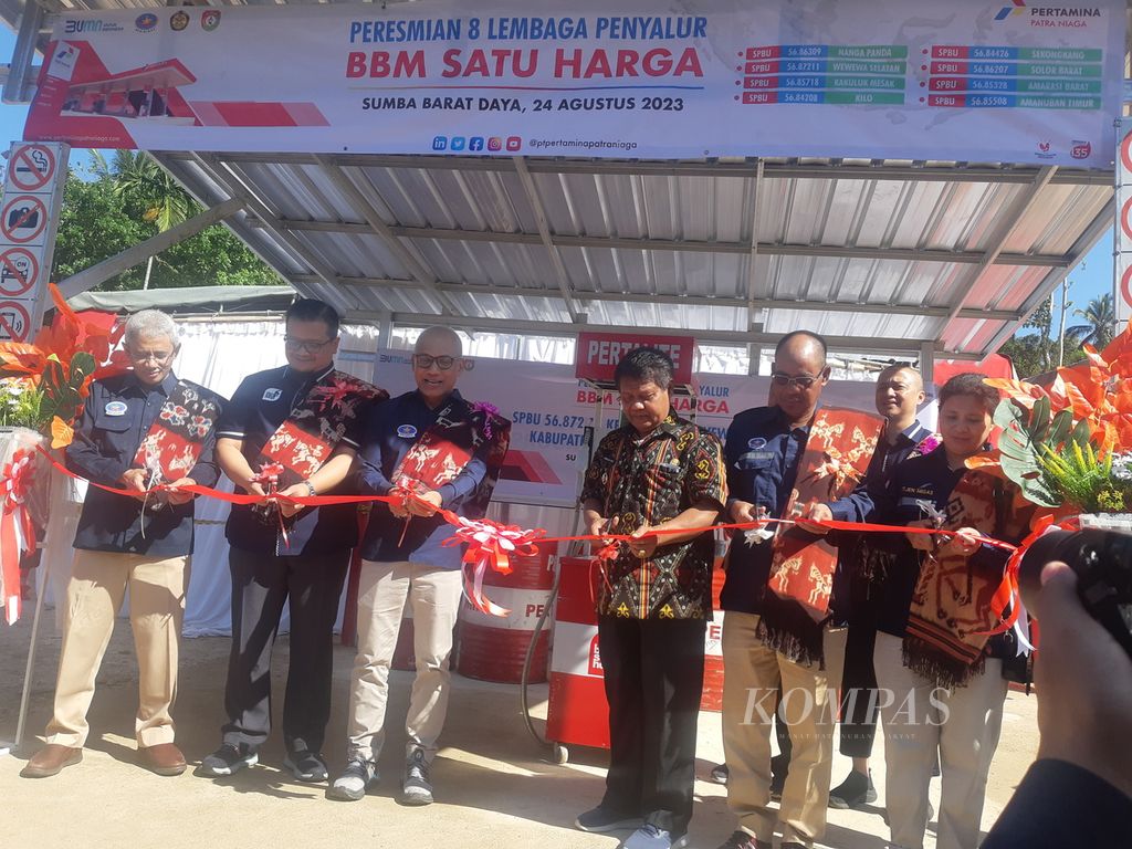 Peresmian stasiun pengisian bahan bakar untuk umum untuk bahan bakar minyak satu harga, di Desa Mandungo, Kecamatan Wewewa Selatan, Kabupaten Sumba Barat Daya, Nusa Tenggara Timur, Kamis (24/8/2023). 