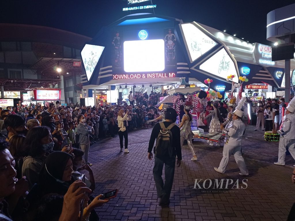 Animo pengunjung menyaksikan karnaval dalam malam perayaan Jakarta Fair Kemayoran atau Pekan Raya Jakarta ke-53 dan hari ulang tahun ke-495 Kota Jakarta, di Jakarta International Expo, Kemayoran, Jakarta Pusat, Selasa (21/6/2022).