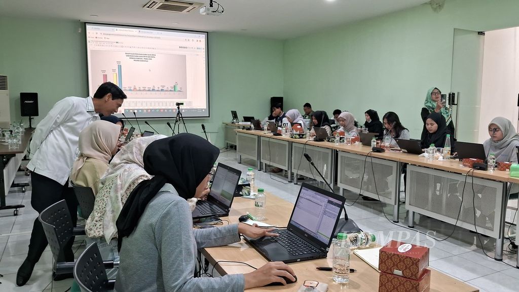 The atmosphere at the tabulation data center for the recapitulation of votes for the United Development Party (PPP) located at the PPP Central Board Office in Jakarta on Tuesday (5/3/2024).