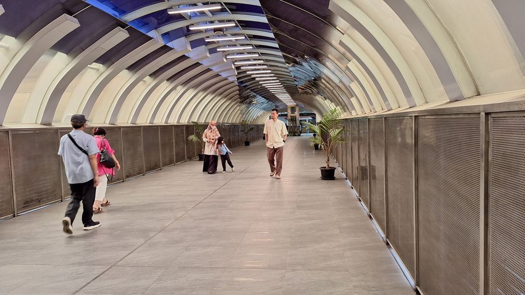Jembatan penghubung Revo Mall dengan LRT Jabodebek Stasiun Bekasi Barat di Kota Bekasi, Jawa Barat, Kamis (29/2/2024). 