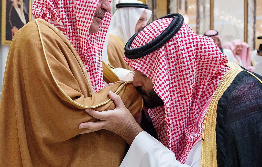 Putra Mahkota  Arab Saudi  Mohammed bin Salman (kanan) mencium tangan pamannya, mantan Putra Mahkota Pangeran Muqrin bin Abdulaziz, dalam upacara  pernyataan kesetiaan di Mekkah, Arab Saudi, 21 Juni