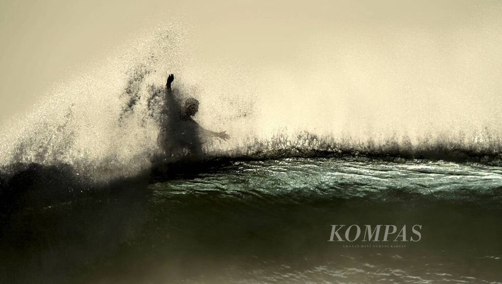 Wisatawan berselancar di ombak Pantai Plengkung di kawasan Taman Nasional Alas Purwo, Banyuwangi, Jawa Timur, tahun 2009. 