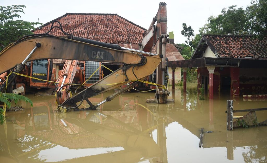 Kawasan yang terendam banjir di Desa Blega, Kecamatan Blega, Kabupaten Bangkalan, Jawa Timur, Minggu (1/1/2023). 
