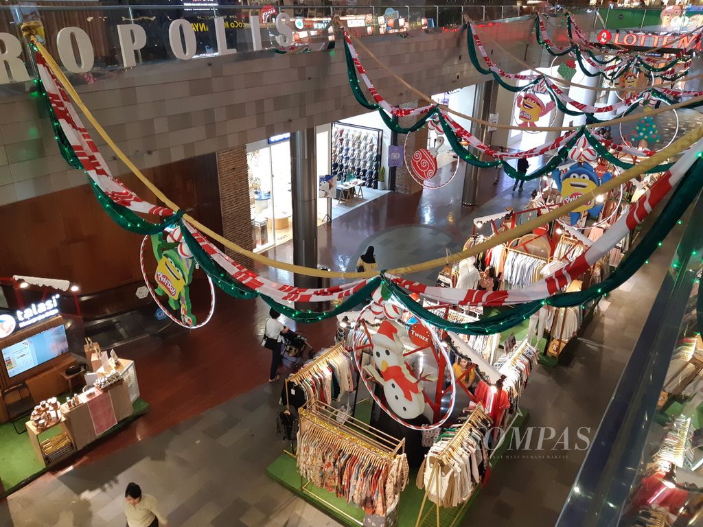 Suasana pameran bertema “Twinkle Town” di Mall Gandaria City, Jakarta Selatan, pada Jumat (15/12/2023). Pameran yang digelar hingga 17 Desember 2023 itu menjual berbagai kado natal, seperti boneka, mainan, aksesori, baju, dan barang-barang dekorasi rumah.