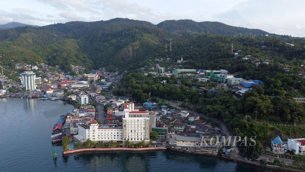 Lanskap Kota Jayapura, Papua, Jumat (26/7/2024). 