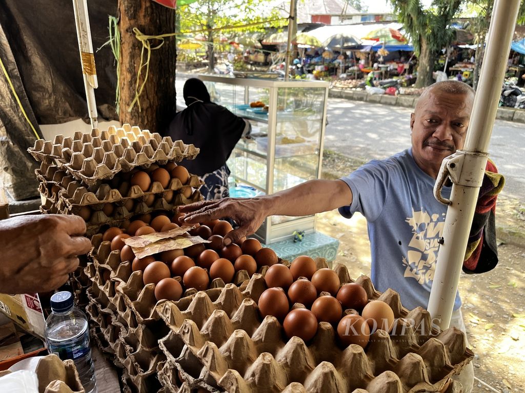 Harga telur di Kendari, Sulawesi Tenggara, melonjak tajam mencapai Rp 65.000 per rak, seperti terpantau pada Senin (22/8/2022). Kenaikan harga yang terjadi membuat pedagang dan pembeli kesulitan dan berharap adanya perhatian pemerintah.
