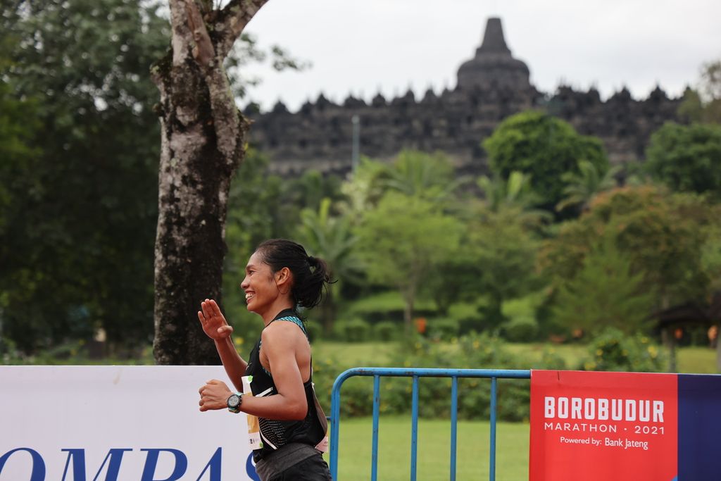 Pelari kelas elite putri Odekta Elvina Naibaho memacu kecepatan saat mengikuti lomba lari maraton kelas elite Borobudur Marathon 2021 Powered by Bank Jateng di kompleks Candi Borobudur, Magelang, Jawa Tengah, Sabtu (27/11/2021). Odekta finis pada urutan pertama dengan catatan waktu 3 jam 2 menit 48 detik.