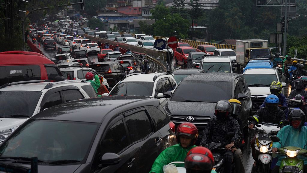 Arus kendaraan menuju Puncak (kanan) dan arah Jakarta (kiri) di Jalan Raya Puncak di Gadog, Kabupaten Bogor, Jawa Barat, Sabtu (31/10/2020). Arus lalu lintas, baik menuju maupun meninggalkan kawasan Puncak, mulai terlihat memadati lalu lintas kawasan ini. 