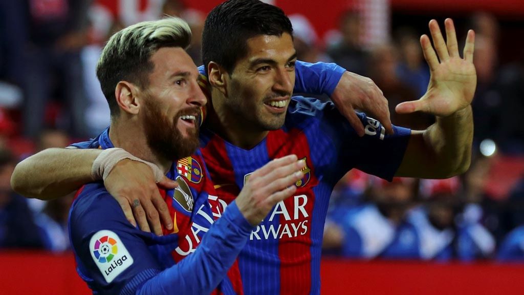 Pemain Barcelona Luis Suarez merayakan gol bersama Lionel Messi saat laga melawan Sevilla, 6 November 2016. Kedua pemain akan kembali bermain bersama di Inter Miami.