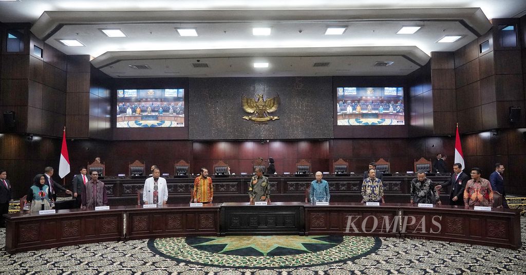 Sembilan hakim konstitusi berkumpul di ruang sidang untuk pengumuman ketua baru Mahkamah Konstitusi (MK) di Gedung Mahkamah Konstitusi, Jakarta, Kamis (9/11/2023). Suhartoyo terpilih menjadi Ketua MK setelah disepakati bersama oleh sembilan hakim konstitusi di MK. 