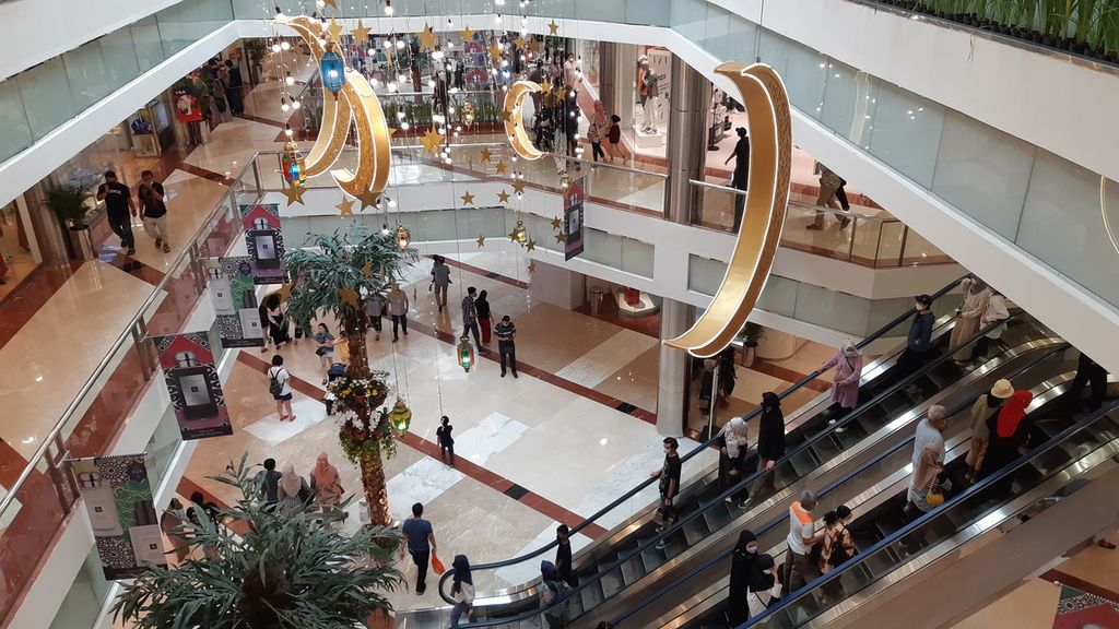 Di hari ketiga libur Lebaran 2022, Rabu (4/5/2022) warga Jakarta memenuhi pusat-pusat perbelanjaan. Salah satu pusat perbelanjaan yang ramai dikunjungi adalah Pondok Indah Mall. 