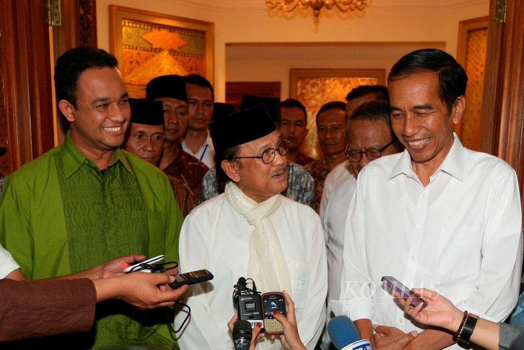 Jokowi Temui BJ Habibie Didampingi juru bicara Tim Pemenangan Jokowi-JK, Anies Baswedan, calon presiden Joko Widodo berkunjung ke kediaman presiden RI ke-3 BJ Habibie di Jakarta, Jumat (18/7/14). 