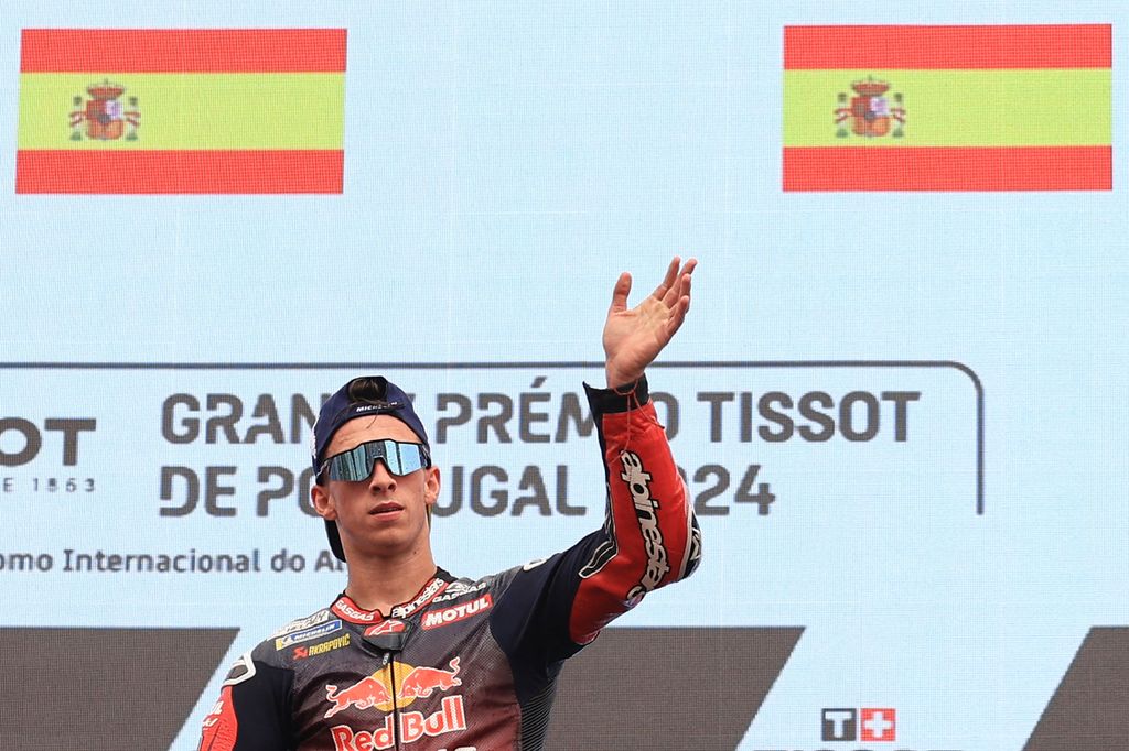 Pebalap Gasgas Tech3 yang meraih posisi ketiga, Pedro Acosta, mengangkat tangannya di podium seusai balapan MotoGP Grand Prix Portugal di Sirkuit Internasional Algarve di Portimao, Portugal, Minggu (24/3/2024). 