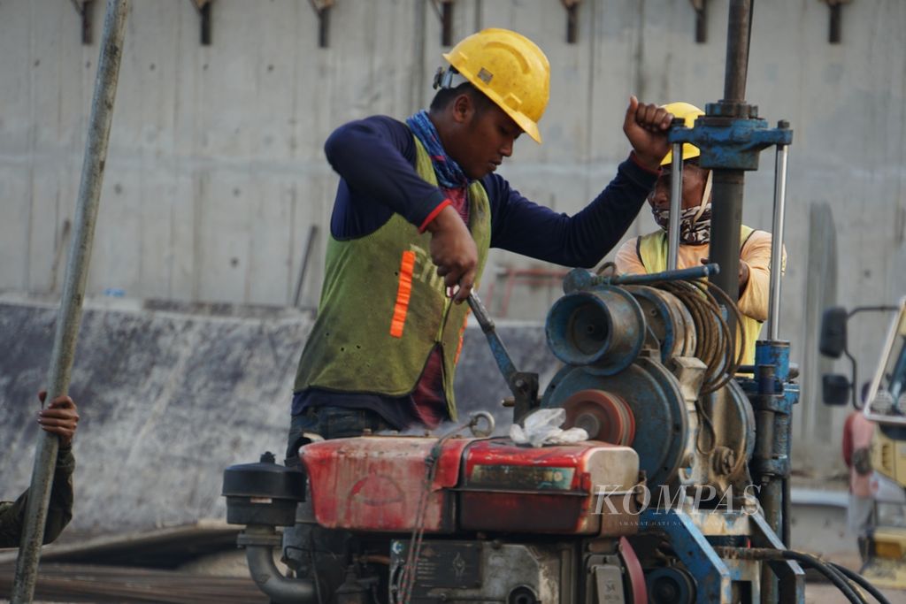 Pekerja memasang jangkar konstruksi di area bangunan pelimpah (<i>spillway</i>) Waduk Kuwil Kawangkoan di Minahasa Utara, Sulawesi Utara, Kamis (17/10/2019).