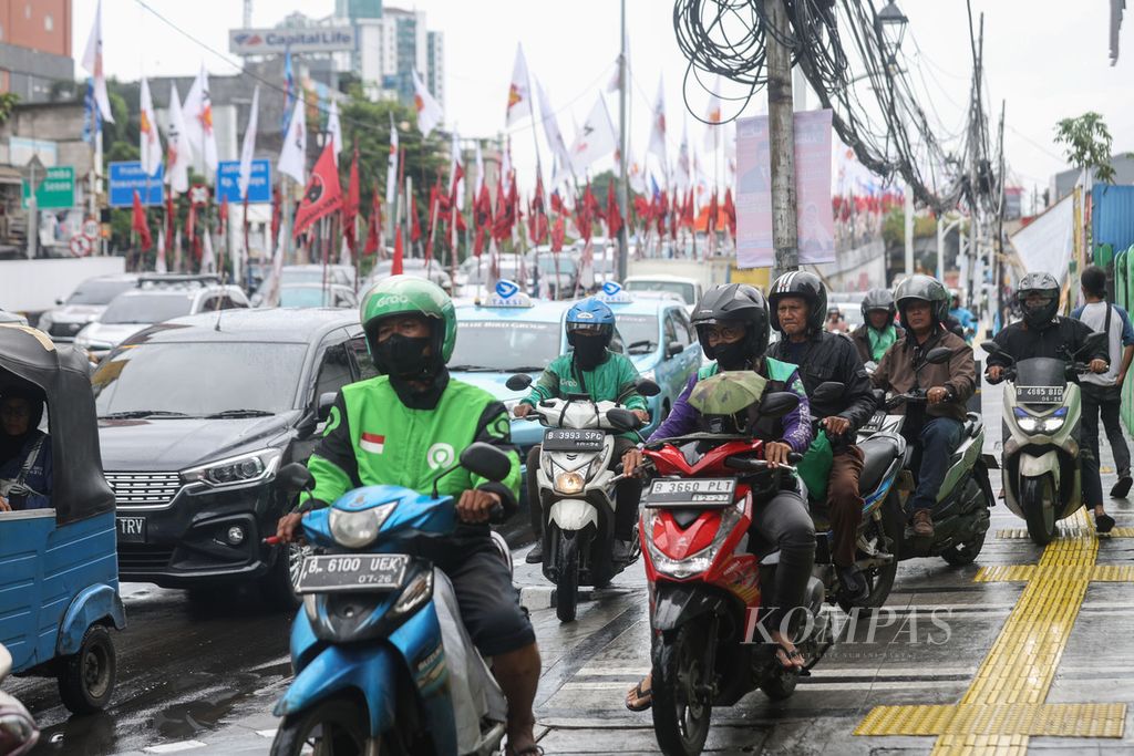 Sejumlah pengendara sepeda motor menggunakan jalur pedestrian di Jalan Tambak, Jakarta, Selasa (30/1/2024). 