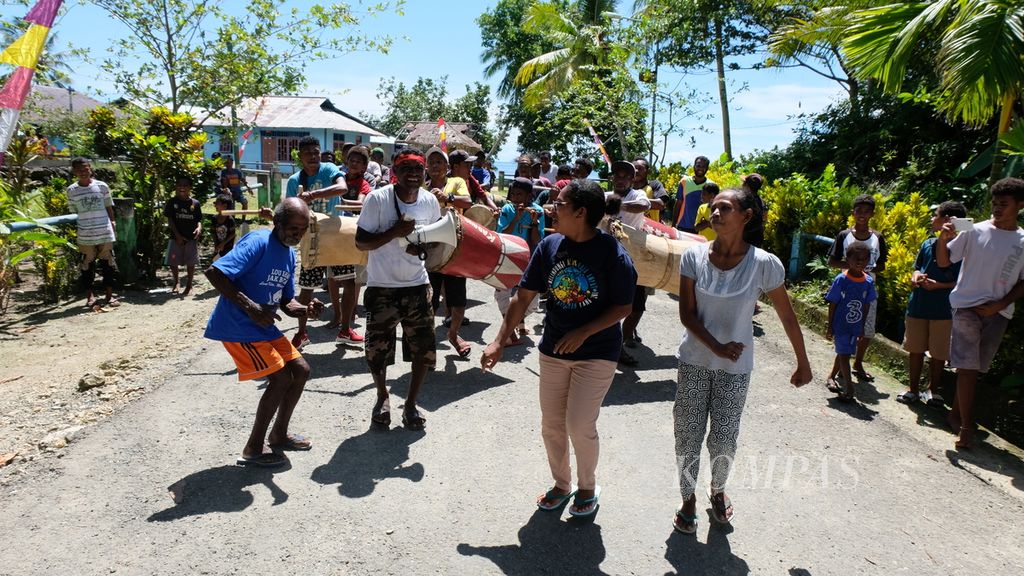 Suasana Kampung Salafen Distrik Misool Utara, Kabupaten Raja Ampat, Papua Barat, saat warga mempertunjukkan kesenian suling tambur, Rabu (29/6/2022).