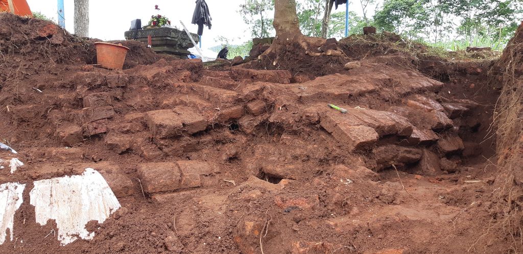 Hasil proses ekskavasi Situs Srigading di Desa Srigading, Kecamatan Lawang, Kabupaten Malang, Jawa Timur, hingga hari kelima oleh Balai Pelestarian Cagar Budaya (BPCB) Jawa Timur, Jumat (11/7/2022). BPCB memperkirakan situs ini merupakan candi yang dibangun pada masa Mpu Sindok atau peralihan Mataram Kuno.