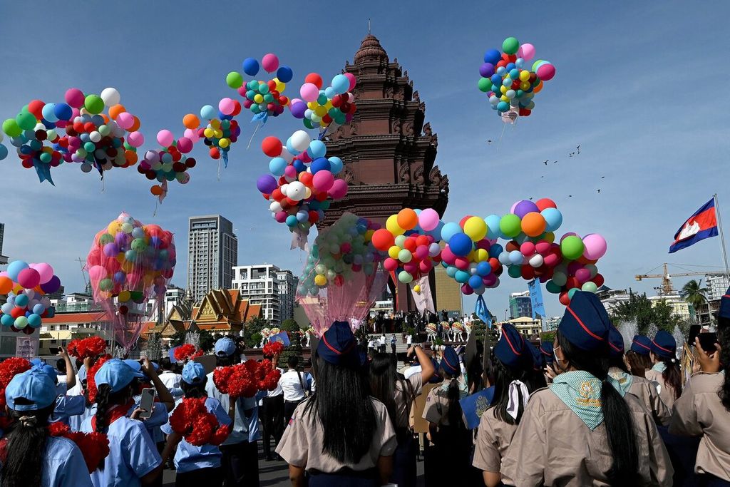 Balon-balon dilepaskan ke udara di Monumen Kemerdekaan saat upacara yang menandai perayaan Hari Kemerdekaan Kamboja ke-69 di Phnom Penh, Rabu (9/11/2022). Kamboja menjadi tuan rumah KTT ASEAN yang akan digelar 10-13 November 2022.