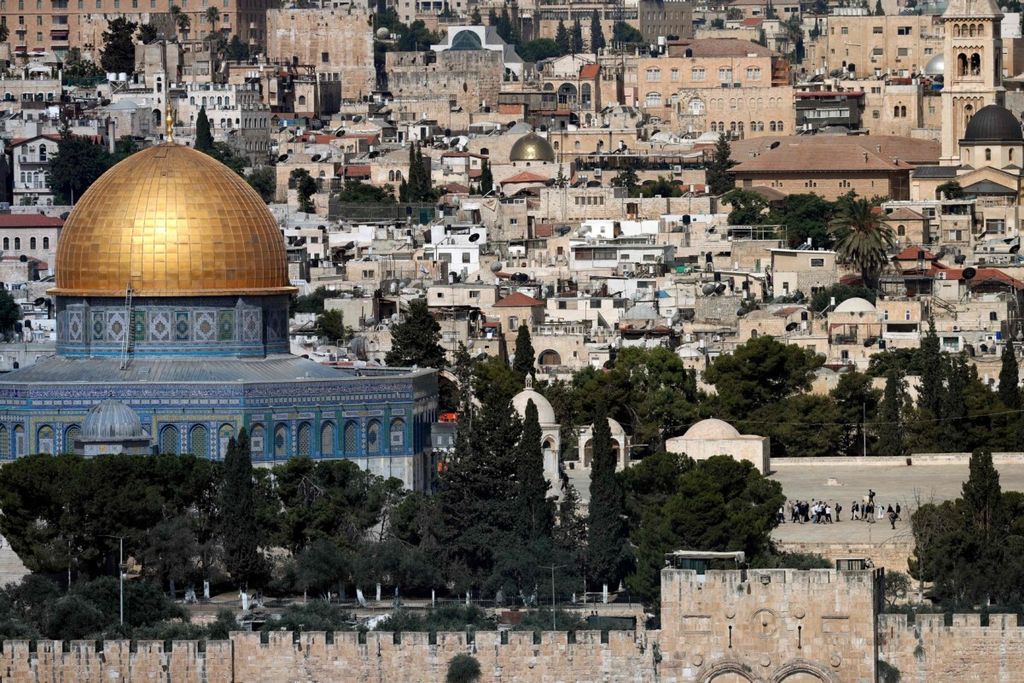Kompleks Masjid Al-Aqsa dengan bangunan Kubah Batu (Dome of the Rock) di Kota Tua, Jerusalem, seperti terlihat pada 28 Juni 2018 saat Pangeran Inggris William berkunjung ke tempat suci itu. 