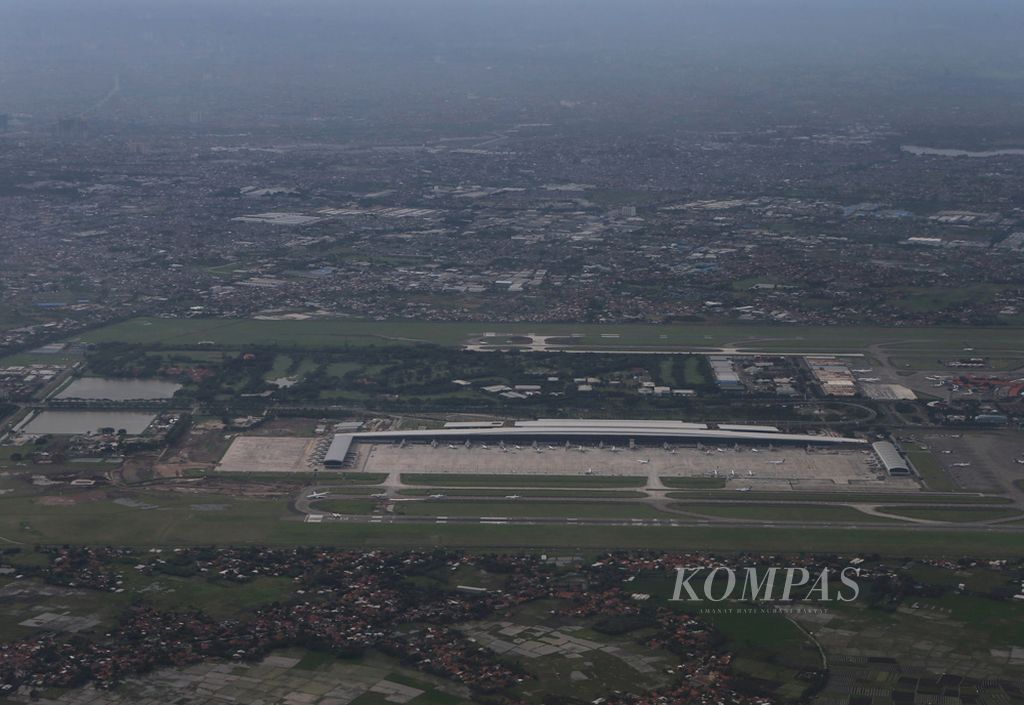 Lanskap Terminal 3 Bandar Udara Soekarno-Hatta, Tangerang, Banten, dilihat dari udara, Rabu (8/2/2017). Terminal yang mulai beroperasi pada Agustus tahun lalu tersebut mampu menampung 25 juta penumpang per tahun.