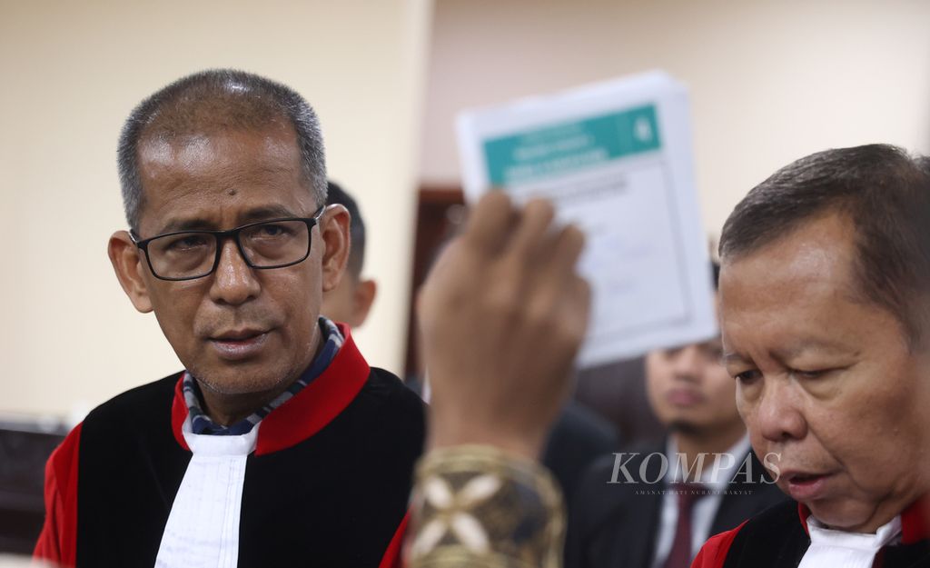 Hakim konstitusi, Saldi Isra (kiri) dan Arsul Sani, memeriksa surat suara saat pemeriksaan alat bukti dalam sidang lanjutan perselisihan hasil pemilihan umum di Gedung Mahkamah Konstitusi, Jakarta, Senin (3/6/2024). 