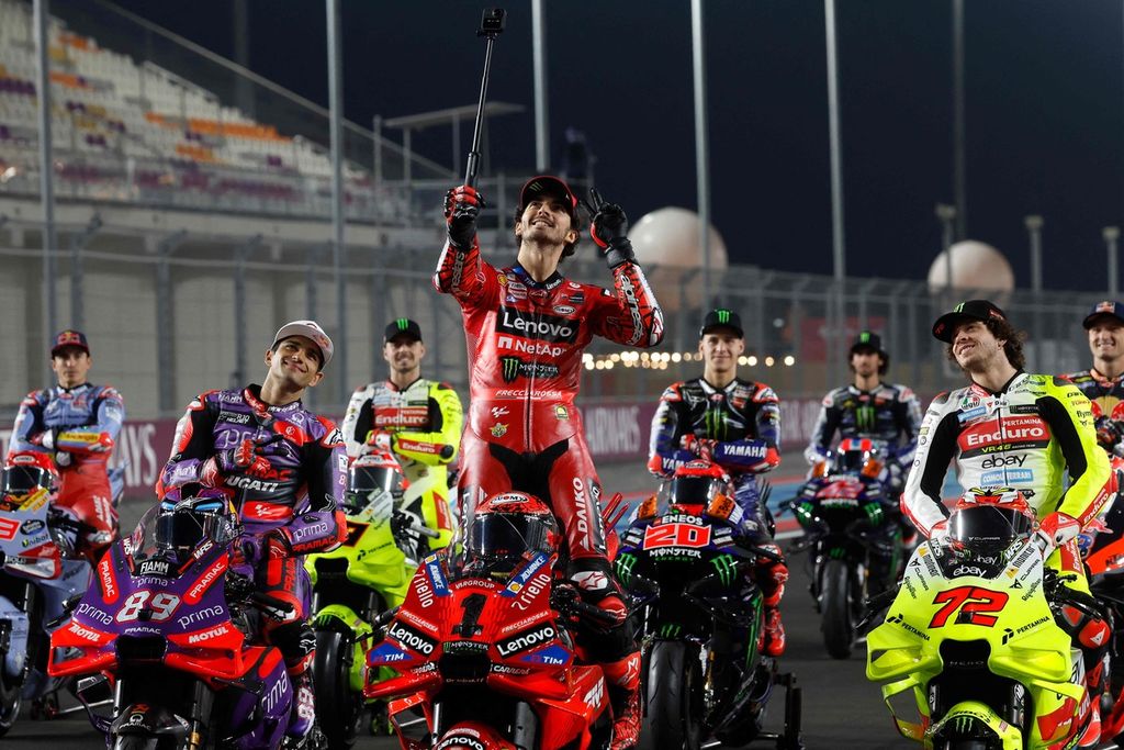 Pebalap Ducati Lenovo, Francesco Bagnaia, berswafoto bersama para pebalap MotoGP di Sirkuit Internasional Lusail, Doha, Qatar, Kamis (7/3/2024), menjelang Grand Prix MotoGP seri pertama musim 2024. 