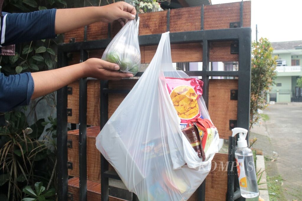 Residents in housing in Malang City donate food to their neighbors who are self-isolating due to Covid-19.