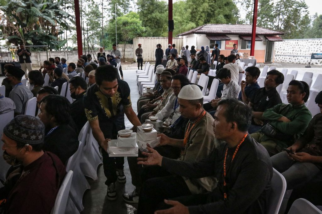 Anggota Densus 88 membagikan makanan untuk berbuka puasa kepada eks narapidana terorisme saat acara silaturahmi bersama Detasemen Khusus 88 Anti Teror Polri di Kabupaten Bogor, Jawa Barat, Jumat (7/4/2023). 