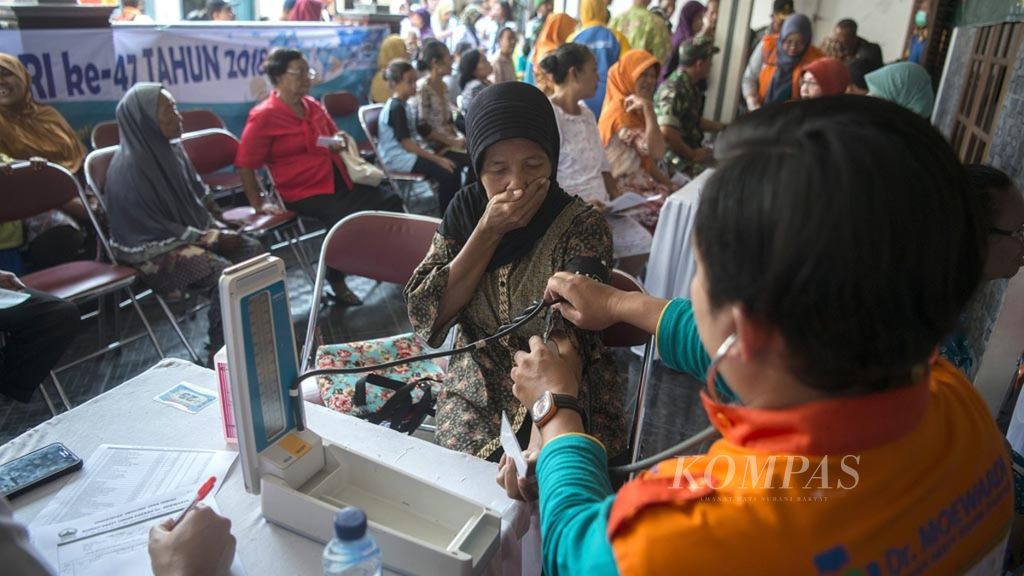 Petugas medis dari Rumah Sakit Umum Daerah Dr Moewardi memberikan layanan pengobatan gratis serta penyuluhan tentang penyakit stroke bagi warga di Kampung Mondokan, Jebres, Surakarta, Jawa Tengah, Selasa (30/10/2018). 